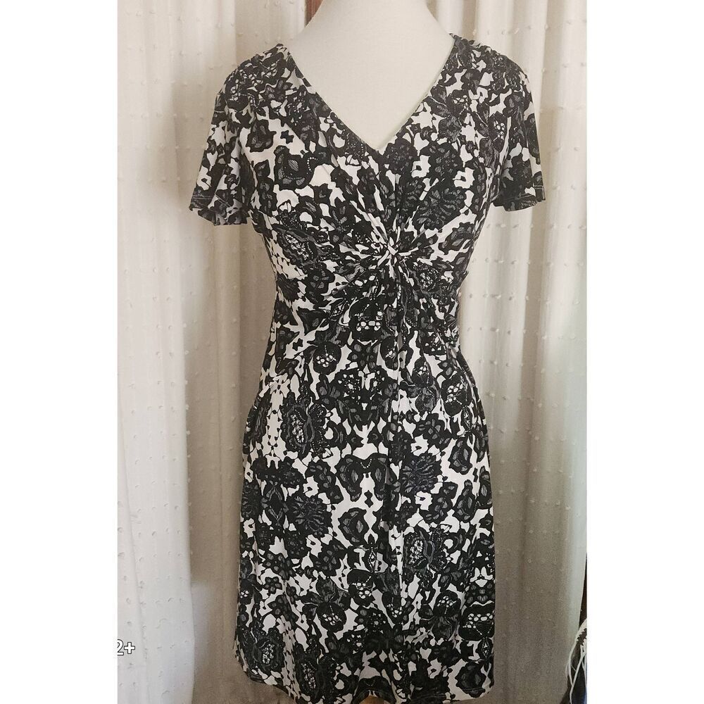 D16 Daisy Fuentes midi Dress Black & White Lace Floral Pattern Knotted Front